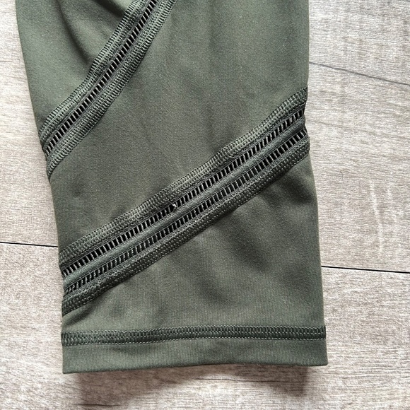Victoria's Secret Sport Knockout Army Khaki Green Capri Cut Out Mesh Leggings M - Picture 12 of 13